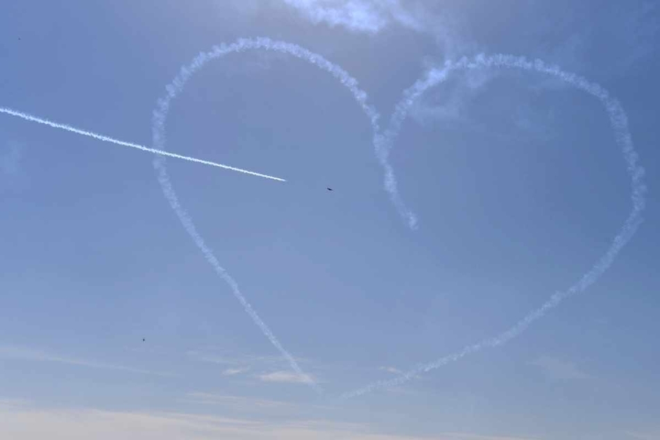 Von wegen Absturz: Der Pilot hatte mit seinem Modellflieger ein Herz an den Himmel gemalt. (Symbolbild)