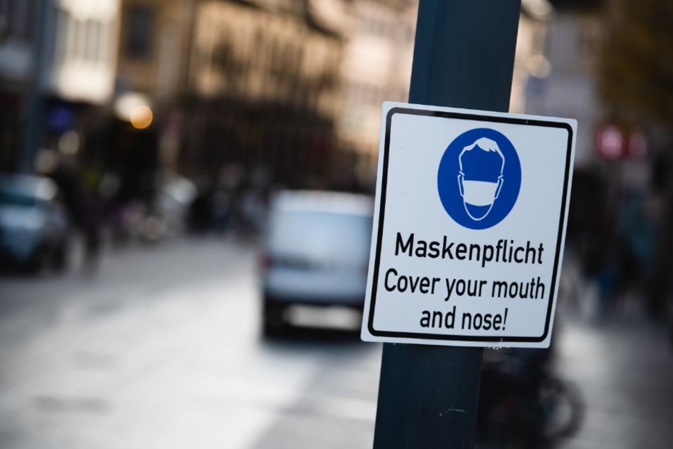 Ein Hinweisschild zur Maskenpflicht. (Symbolbild)