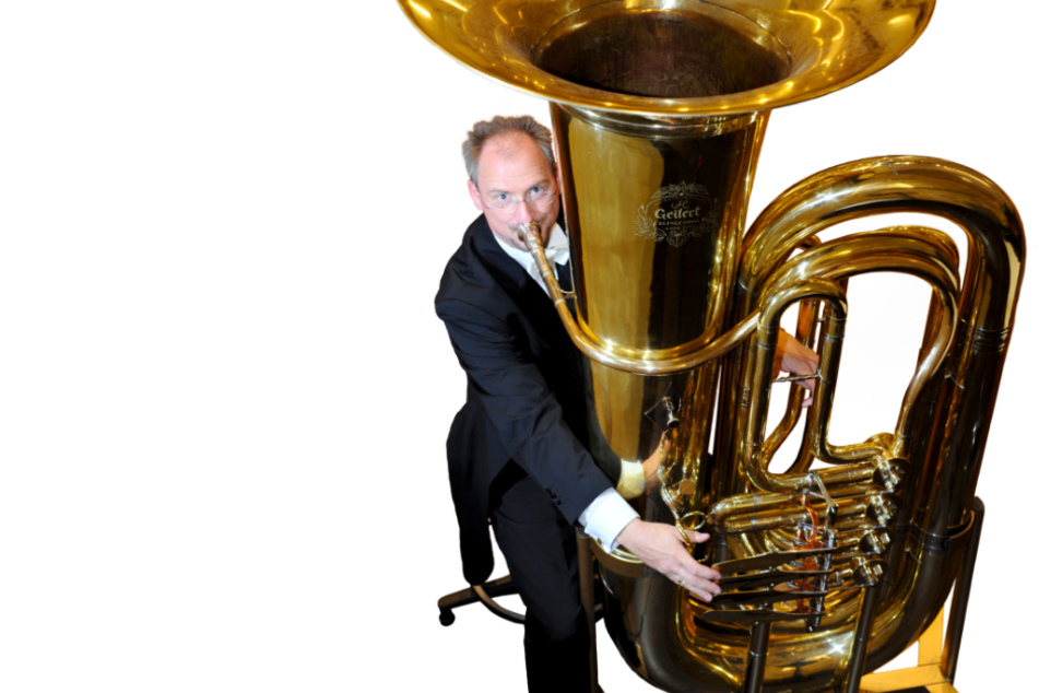 Solotubist Professor Jörg Wachsmuth spielt auf seiner Riesentuba in atemberaubendem Tempo.
