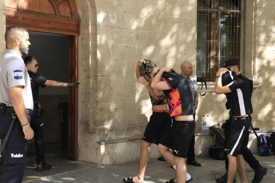 Polizisten führten die Verdächtigen zum Termin mit dem Haftrichter auf der Balearischen Insel.