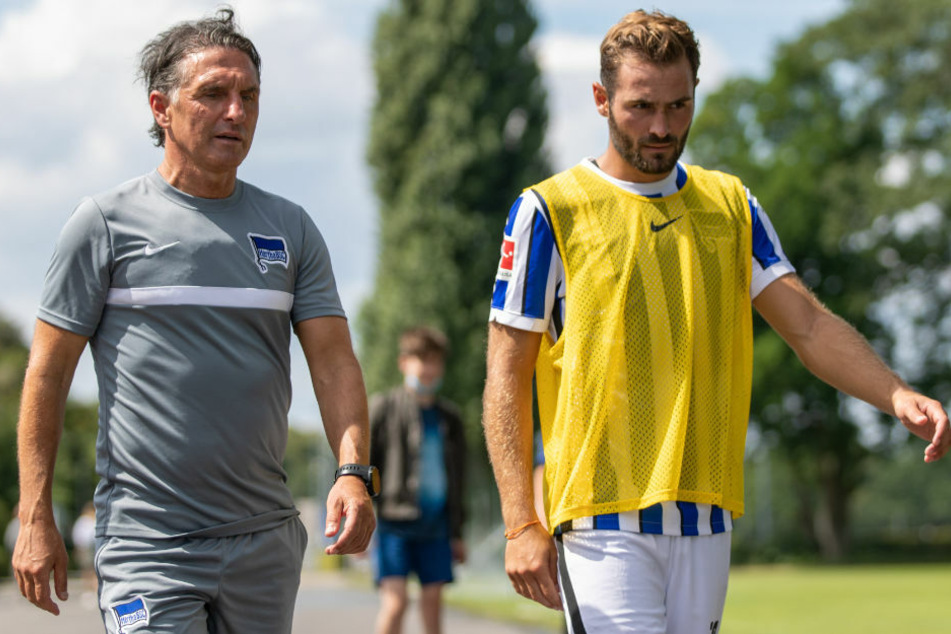 Hertha-Trainer Bruno Labbadia (54, l.) im Gespräch mit seinem neuen Star-Spieler Lucas Tousart (23)