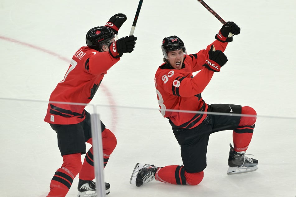 Mitch Marner (r.) schießt Kanada ins Halbfinale.