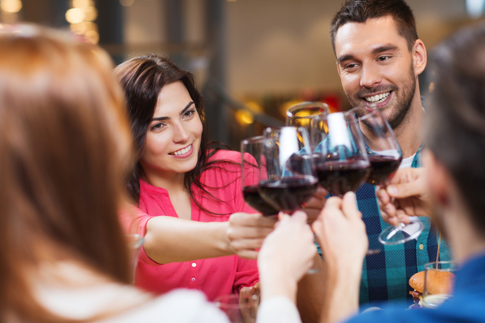 Ob in Gesellschaft oder alleine - viele Menschen trinken gerne mal das ein oder andere Glas Wein zu viel.