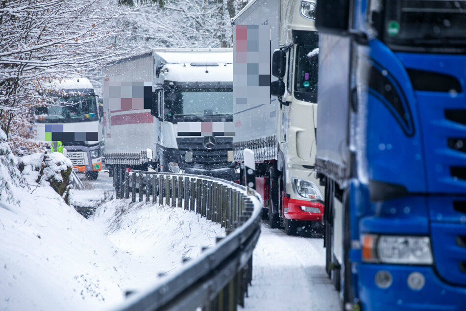 Nichts ging mehr am Mittwochmorgen: Laster kamen im Erzgebirge nicht mehr voran, sie mussten auf den Winterdienst warten.