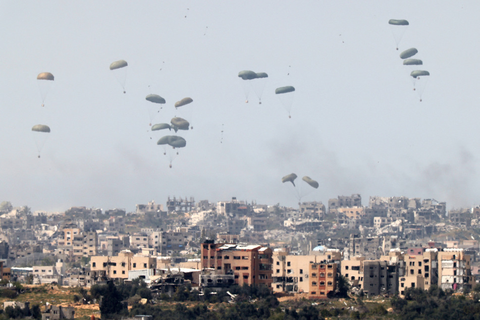 Unter anderem das US-Militär und die Bundeswehr haben versucht, über den Luftweg Hilfslieferungen in den Gazastreifen zu bringen.