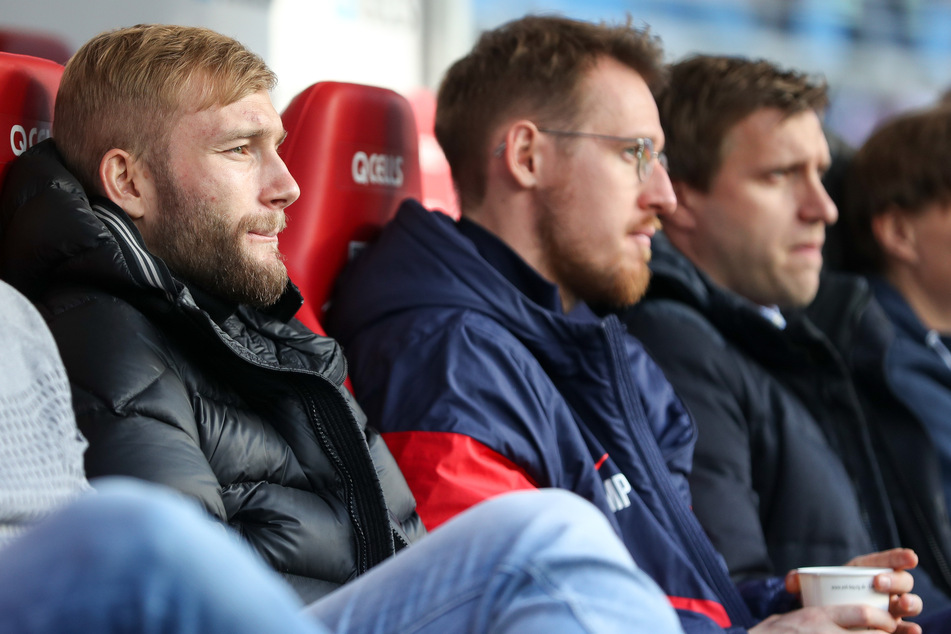 Für einen Spieler ist es nie schön, die Partie von draußen betrachten zu müssen. Bei Konrad Laimer (23) hält dieser Zustand mittlerweile seit einigen Monaten an.