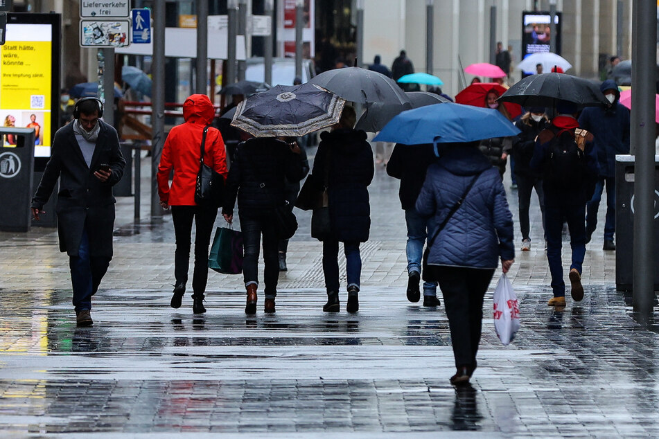Den Regenschirm werden wir wahrscheinlich auch in den nächsten Tagen noch benötigen. Laut Vorhersage des Deutschen Wetterdienstes bleibt es unbeständig und regnerisch in Sachsen.