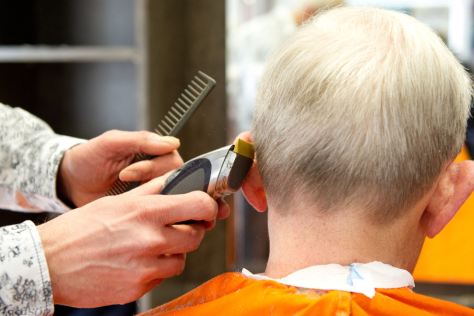 Auch Friseure öffnen wieder. (Symbolbild)