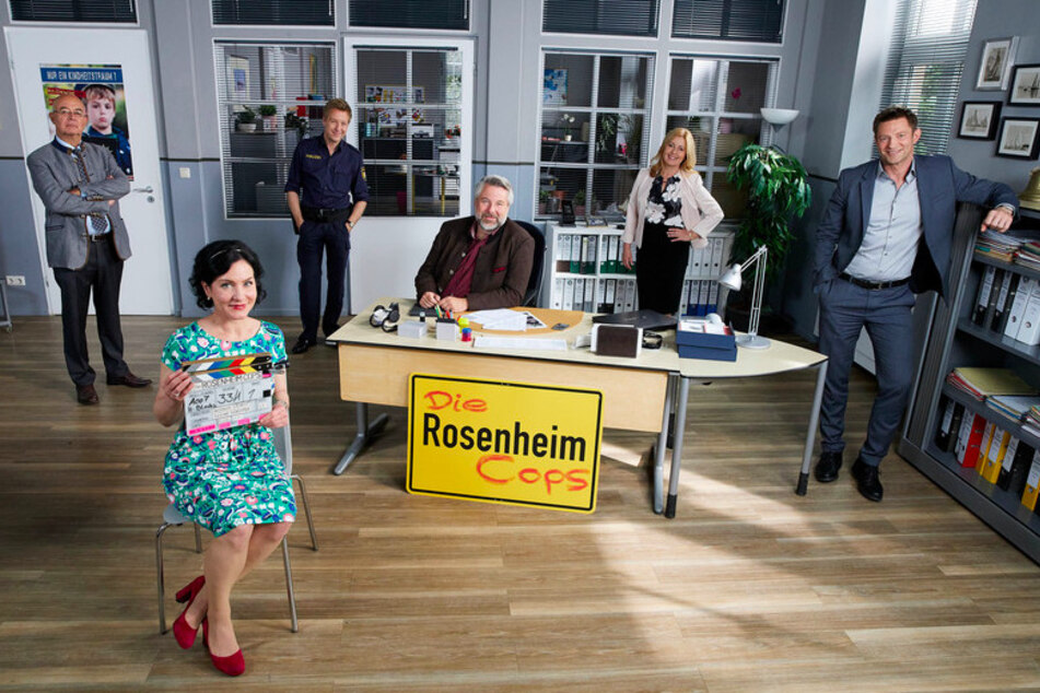 Gert Achtziger (Alexander Duda, l-r), Miriam Stockl (Marisa Burger), Michi Mohr (Max Müller), Anton Stadler (Dieter Fischer), Marie Hofer (Karin Thaler), Sven Hansen (Igor Jeftic) am Set der "Rosenheim-Cops".