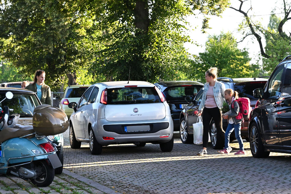 Chaos an der Thomas-Müntzer-Grundschule: überall Eltern-Taxis, dazwischen kleine Kinder.