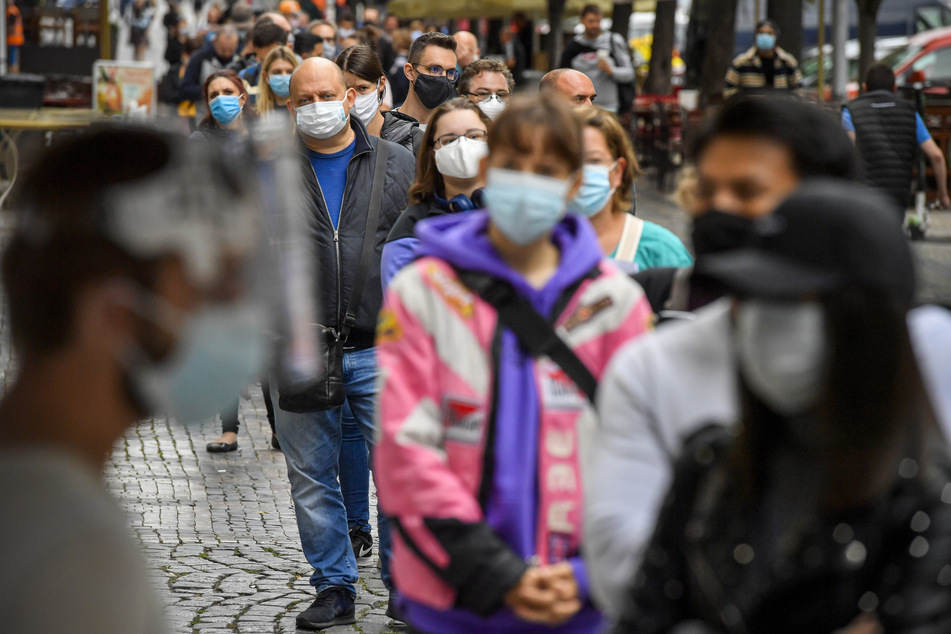 Prag: Menschen mit Mundschutz stehen an der Sammelstelle am Wenzelsplatz Schlange, um sich auf Covid-19 testen zu lassen. In Tschechien breitet sich das Coronavirus weiter rasant aus.