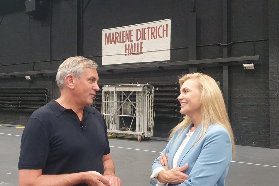 Wladimir Kaminer (58) trifft sich für seine Reihe "Kaminer Inside" in den Babelsberger Filmstudios mit Anna Loos (55).