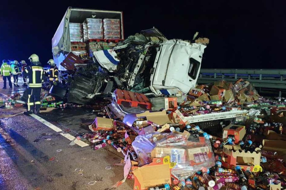 Der Lkw verlor einen Großteil seiner Ladung.