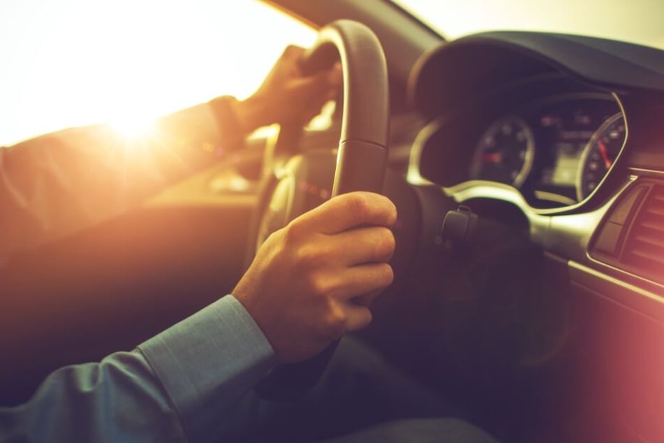 Der 57-jährige Fahrer fuhr den Polizisten an, der anschließend auf die Fahrbahn geschleudert wurde. (Symbolbild)