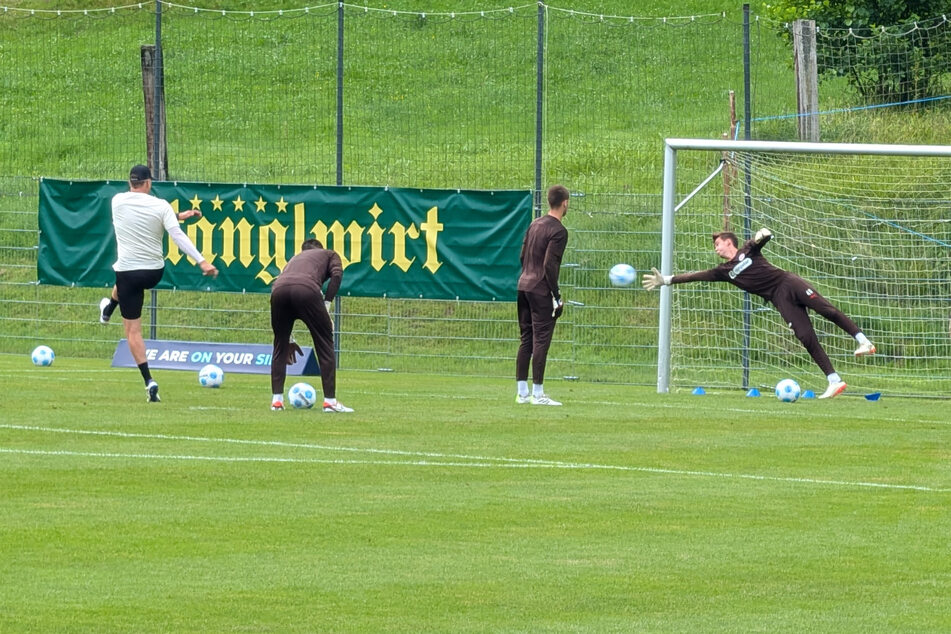 Torwartrainer Sven Van der Jeugt scheucht seine Keeper hin und her.