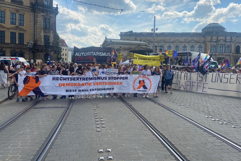 Nach einiger Zeit setzte sich die Demo vom Theaterplatz aus in Bewegung.