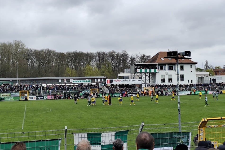 Eine kleine Rudelbildung nach einem Zweikampf endete in vier Gelben Karten.