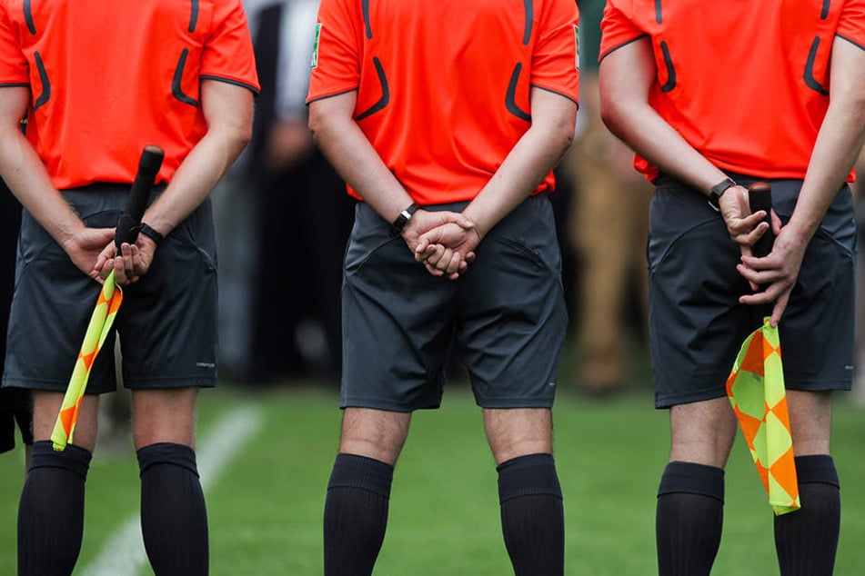Die Schiedsrichterkollegen von David McNamara zeigten sich solidarisch. (Symbolbild)