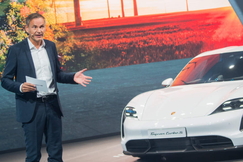 Oliver Blume, Vorstandsvorsitzender der Porsche AG, stellt auf der IAA den Taycan s vor.