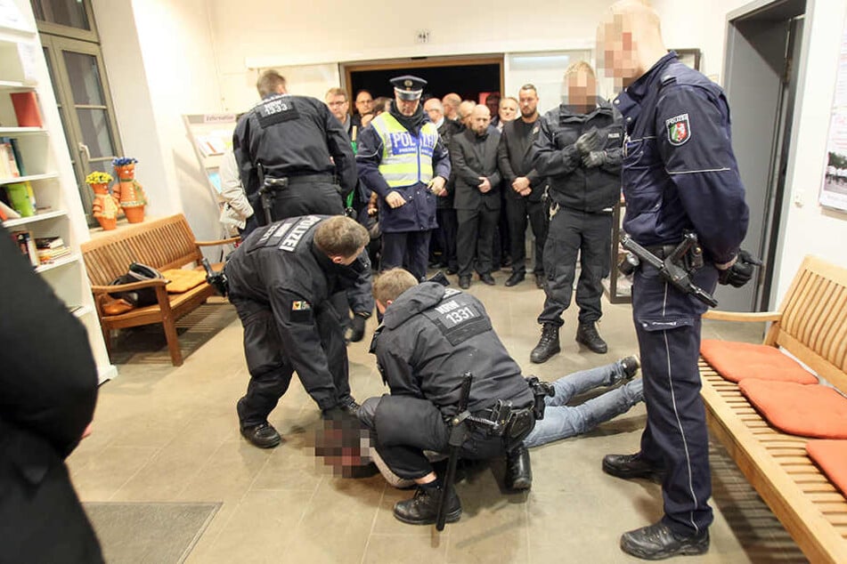 Die Polizei nahm 30 Demonstranten fest.