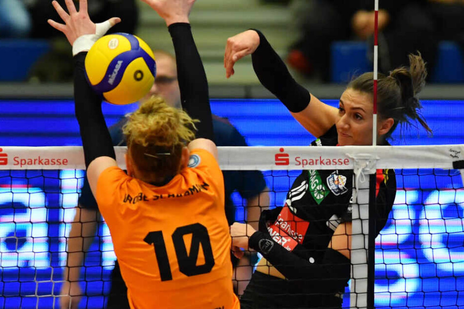 DSC-Topscorerin Lena Stigrot (r.) im Angriff gegen Straubings Lena Große Scharmann.