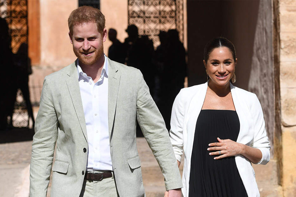 Hand in Hand gehen Prinz Harry von Großbritannien und seine Frau Meghan im Februar 2019 durch Rabat in Marokko.