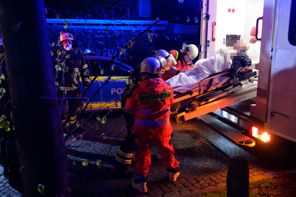 Hamburg: Feuer in Wohnung ausgebrochen: Bewohner und Polizist verletzt