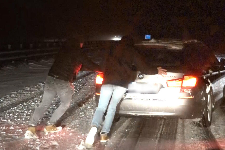 Stau-Chaos auf glatter A72: BMW mit Sommerreifen muss geschoben werden