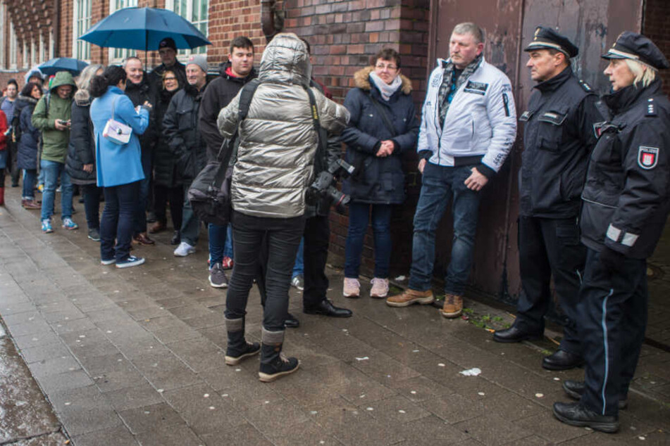 Viele Menschen stehen vor der Davidwache an, um sich ins Kondolenzbuch für Jan Fedder einzutragen.