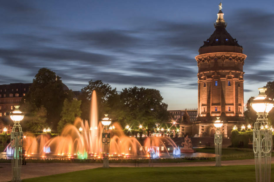 Wenn es dunkel wird in Mannheim (im Bild: der Wasserturm), dann beginnt künftig die Arbeitszeit des Nachtbürgermeisters.
