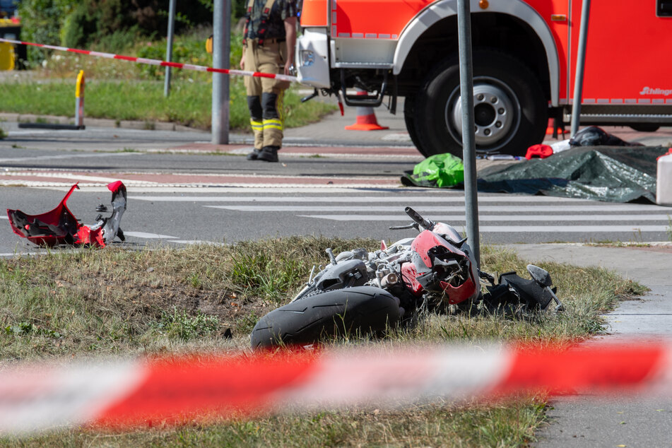 Autofahrer übersieht Biker: 36-Jähriger stirbt noch an Unfallstelle