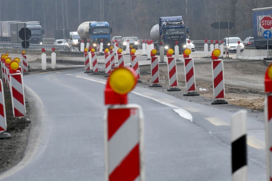 Baustellen engen die A7 auf zwei Spuren in die Fahrtrichtungen nach Norden und Süden zwischen den Anschlußstellen Bad Fallingbostel und dem Walsroder Dreieck ein.