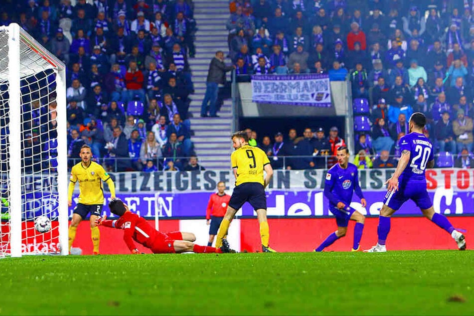 Das war bitter aus Auer Sicht: Kurz nach dem Seitenwechsel kam Dynamo durch das Hackentor von Lucas Röser (Nummer 9) zum Ausgleich - Martin Männel im Auer Tor war chancenlos.