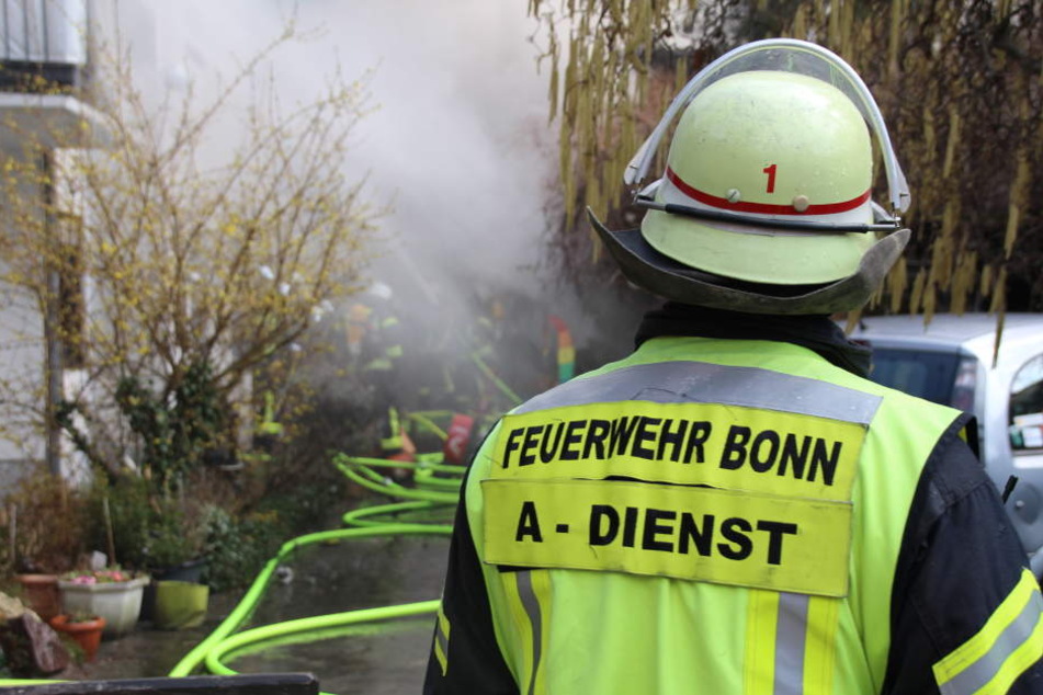 Die Feuerwehr und Rettungskräfte mussten eine tote Person bergen.