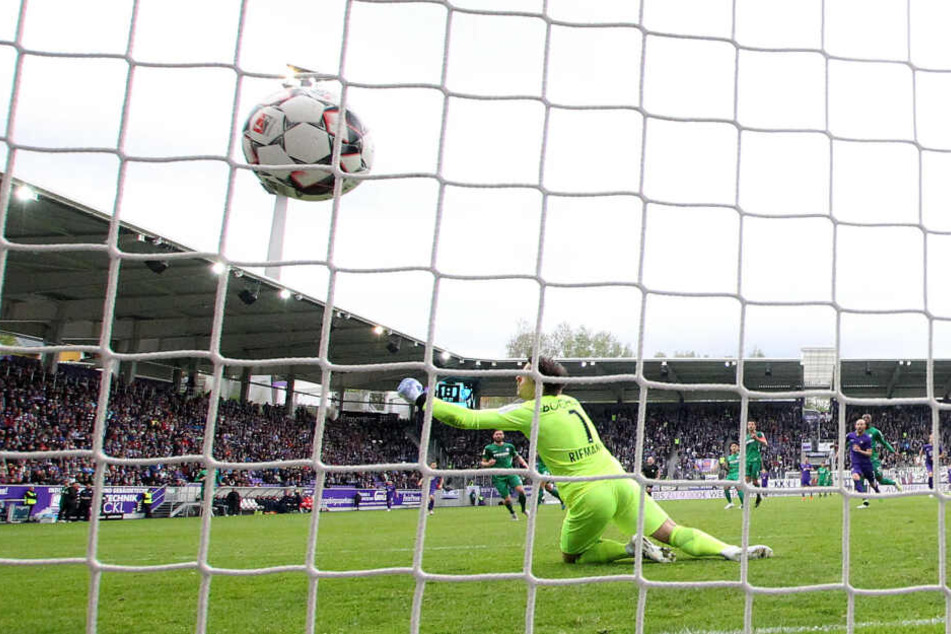 Pascal Testroet trifft zum 2:0 gegen den Bochumer Torhüter Manuel Riemann.