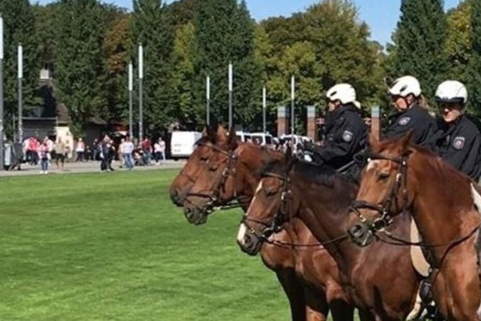 Berittene Polizeibeamte vor dem Bundesliga-Derby.