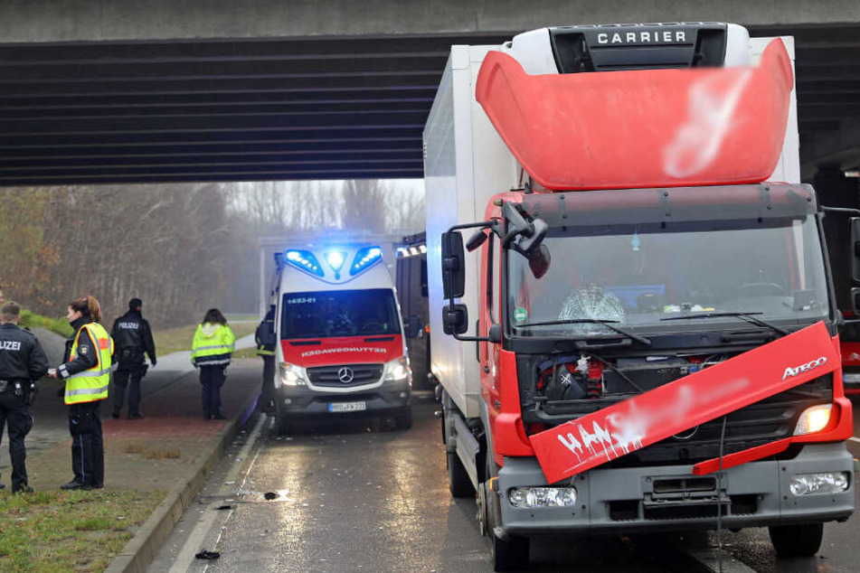 In der Fensterscheibe klaffte nach dem Unfall ein Loch.