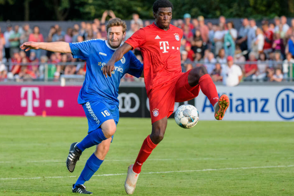 Ludwig Widmann von Rottach-Egern (l) und Kwasi Okyere Wriedt vom FC Bayern München im Zweikampf um den Ball.