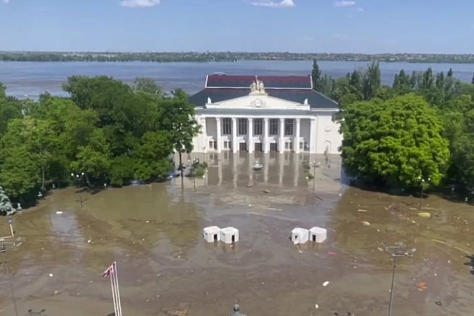 Auf diesem von der russisch kontrollierten Verwaltung der Region Cherson über AP veröffentlichten Videostandbild ist der zentrale Platz von Nowa Kachowka überflutet.