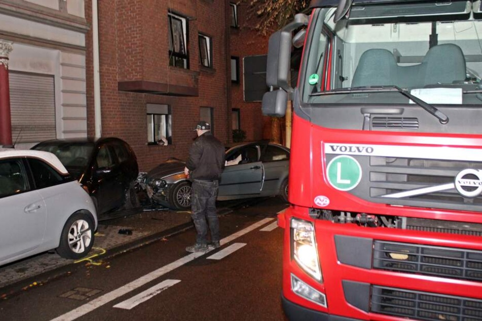 Ein Trümmerfeld aus beschädigten Autos ist bei dem Unfall eines betrunkenen Fahrers entstanden.