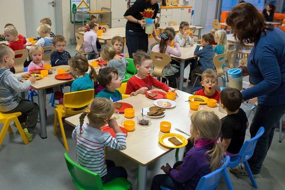 Per Gesetz klar geregelt: Ein Kind darf nach einer überstandenen ansteckenden Infektionskrankheit erst dann die Einrichtung wieder besuchen, wenn der Arzt eine Unbedenklichkeit bestätigt hat.