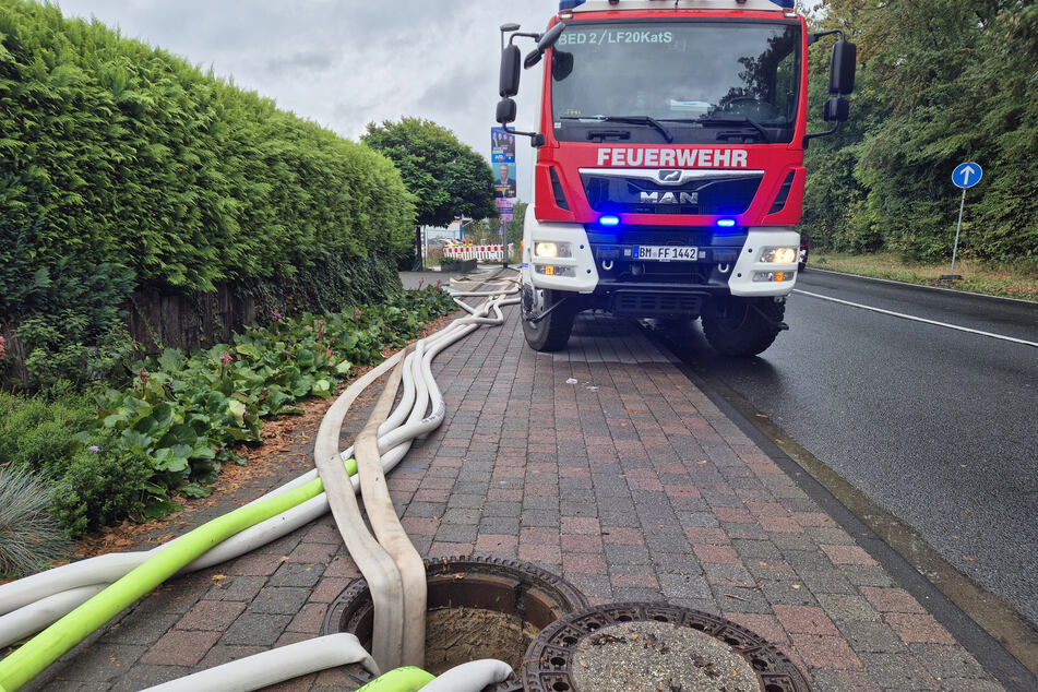 Die Feuerwehr war am Dienstagmorgen in einigen Teilen Nordrhein-Westfalens - wie hier in Bedburg im Rhein-Erft-Kreis - im Dauereinsatz gewesen.