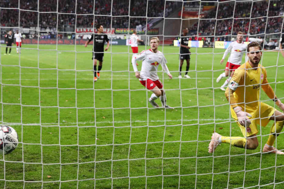 Da ist er, der Ausgleich! Emil Forsberg trat den Handelfmeter und versenkte den Ball in die Mitte des Tores von Kevin Trapp.