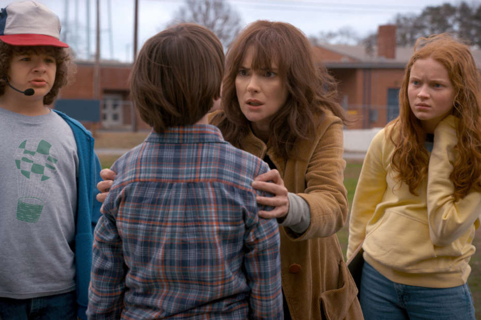 Die US-Serie rund um Gaten Matarazzo (l-r), Noah Schnapp , Winona Ryder und Sadie Sink wird fortgesetzt!