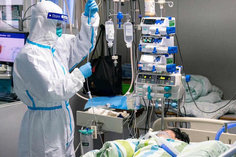Der Tropf eines Patienten wird im Intensivkrankenhaus überprüft.