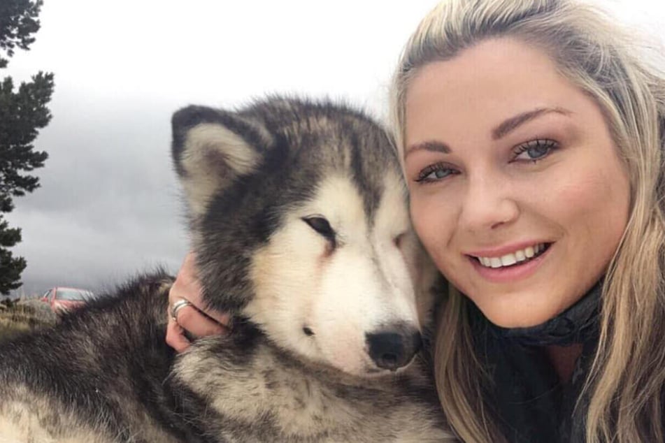 Ashley Mackie (38) veröffentlichte mehrere Selfies mit ihrer Hündin auf Facebook.