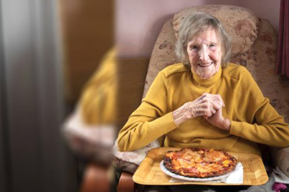 Gönn dir! Audrey Prudence (94) versucht sich an einer Pizza Hawaii.