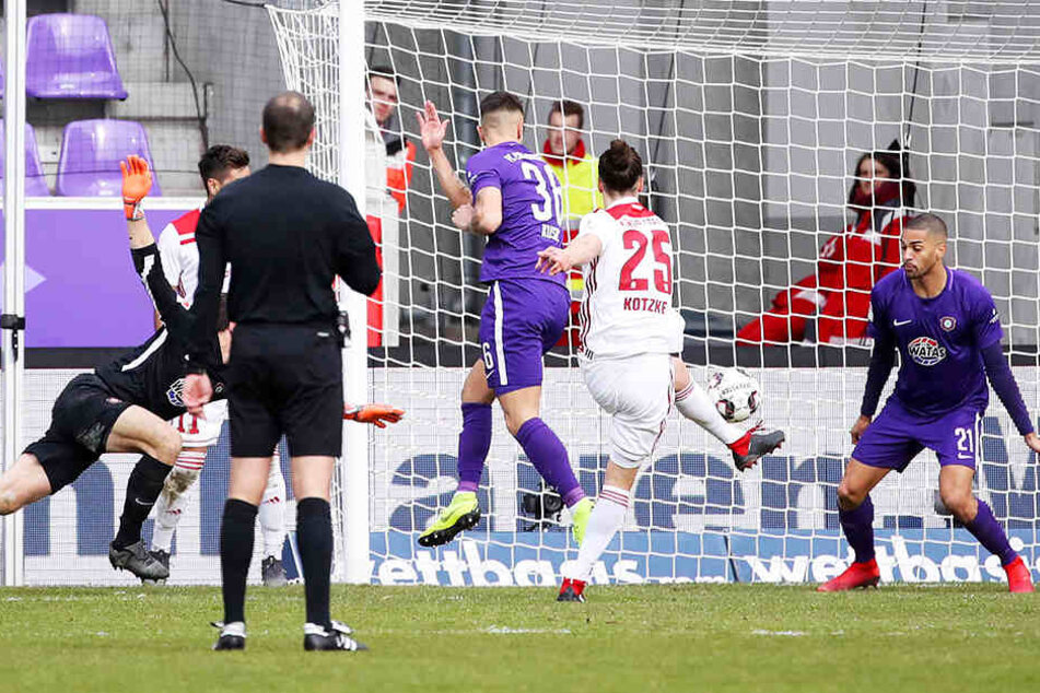 Jonatan Kotzke nutzt die Situation und schießt zum 0:2 ein.