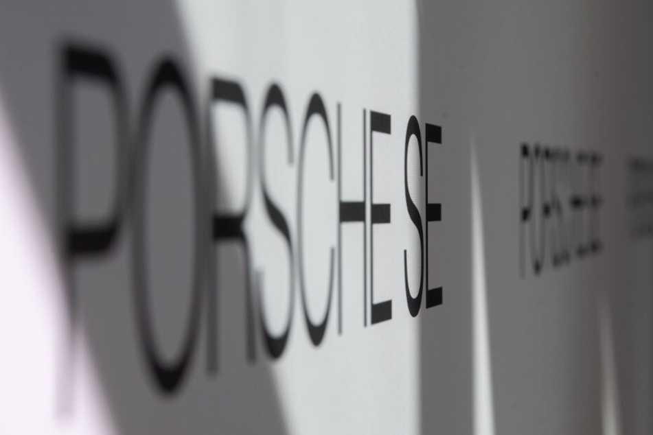 Logo und Schriftzug der Porsche SE bei der Bilanzpressekonferenz.