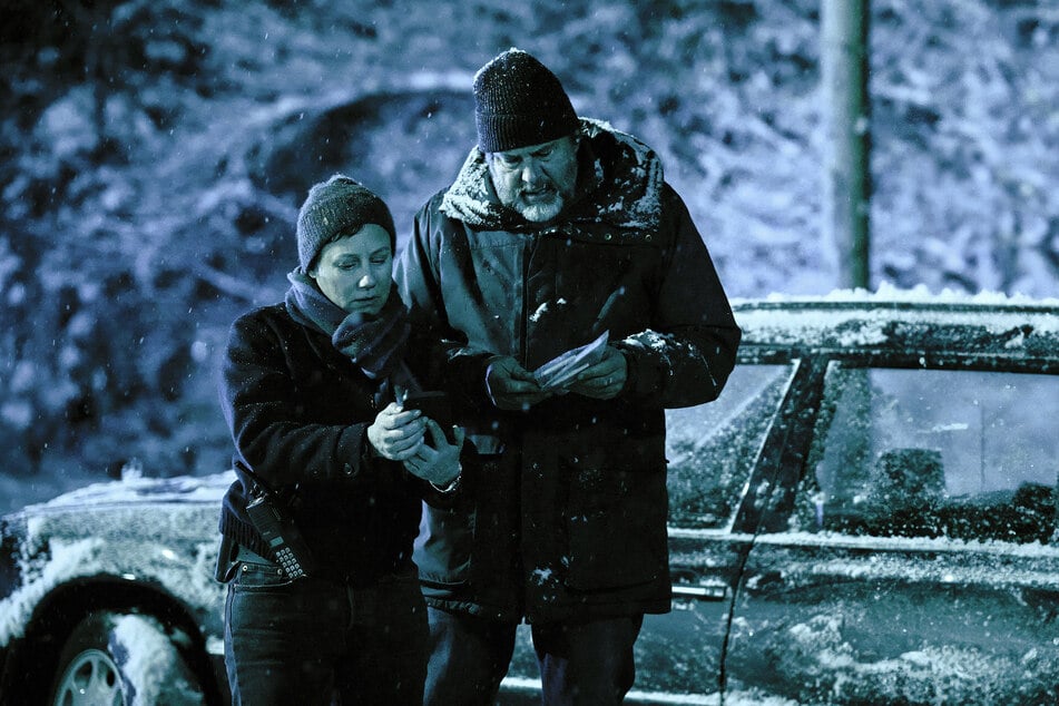 Franziska Tobler (Eva Löbau, 53) und Friedemann Berg (Hans-Jochen Wagner, 56) tappen buchstäblich im Dunkeln.